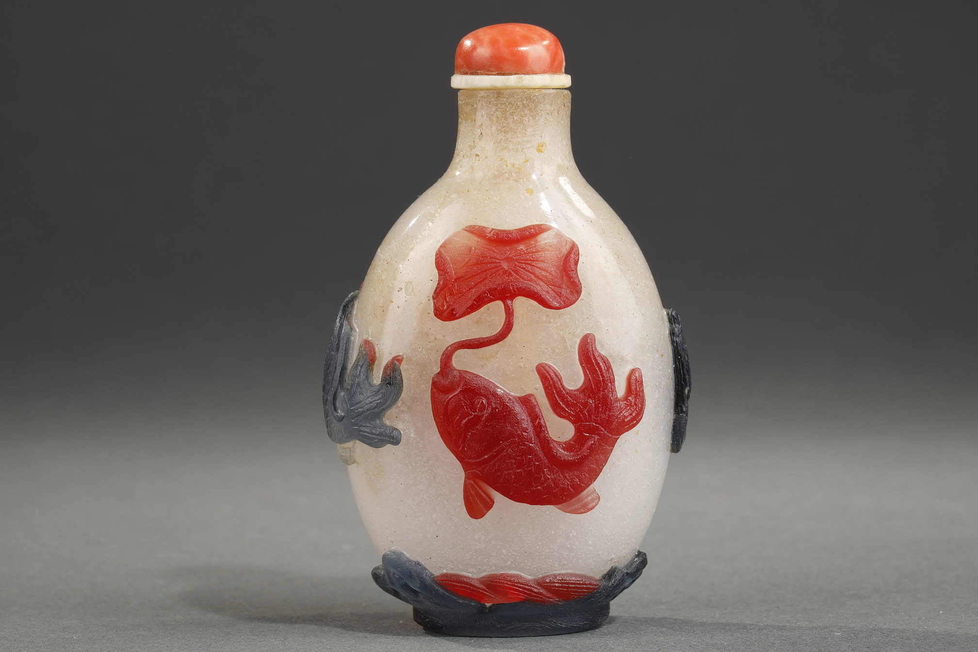 Snuff bottle red and blue glass overlay with a fish-decorated